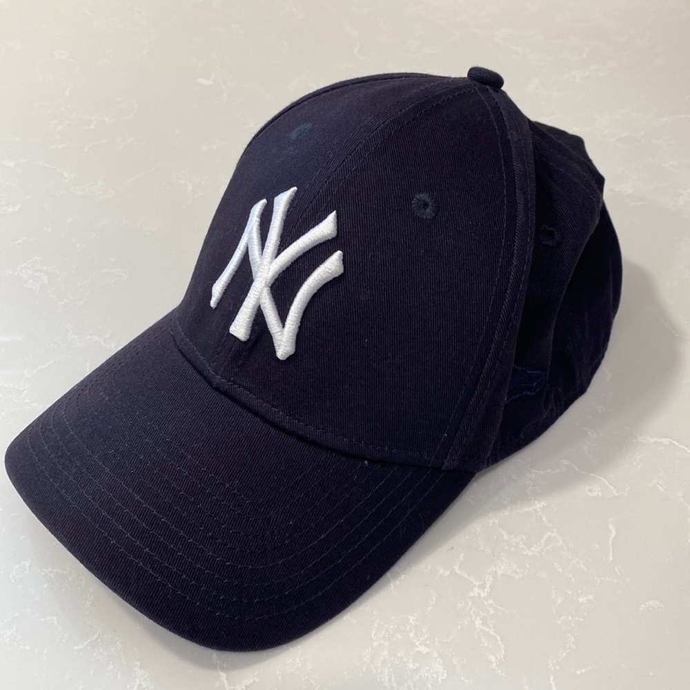 BRAND NEW mint condition Yankees baseball hat - new Era